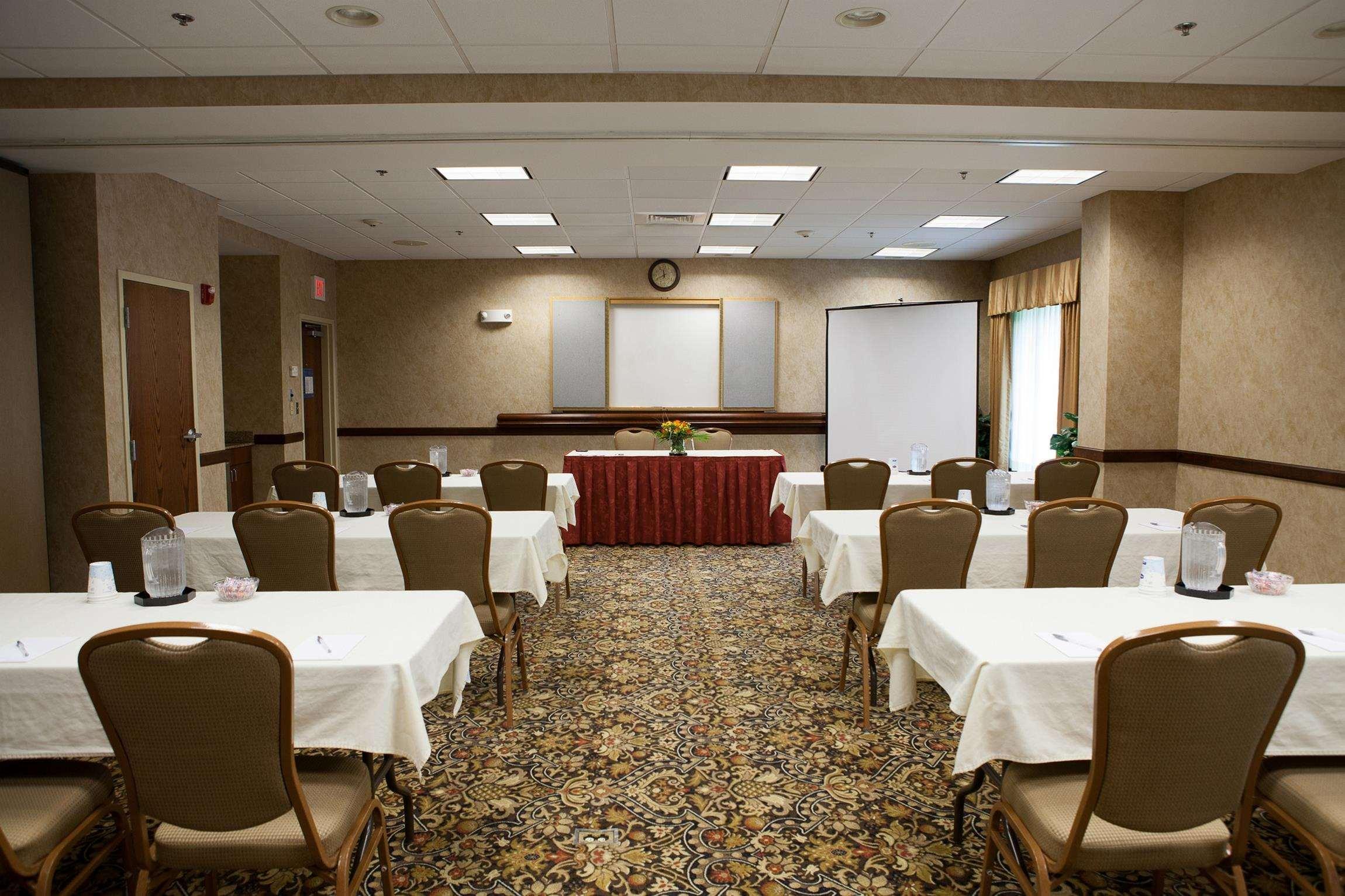 Hampton Inn Raynham-Taunton Бизнес снимка